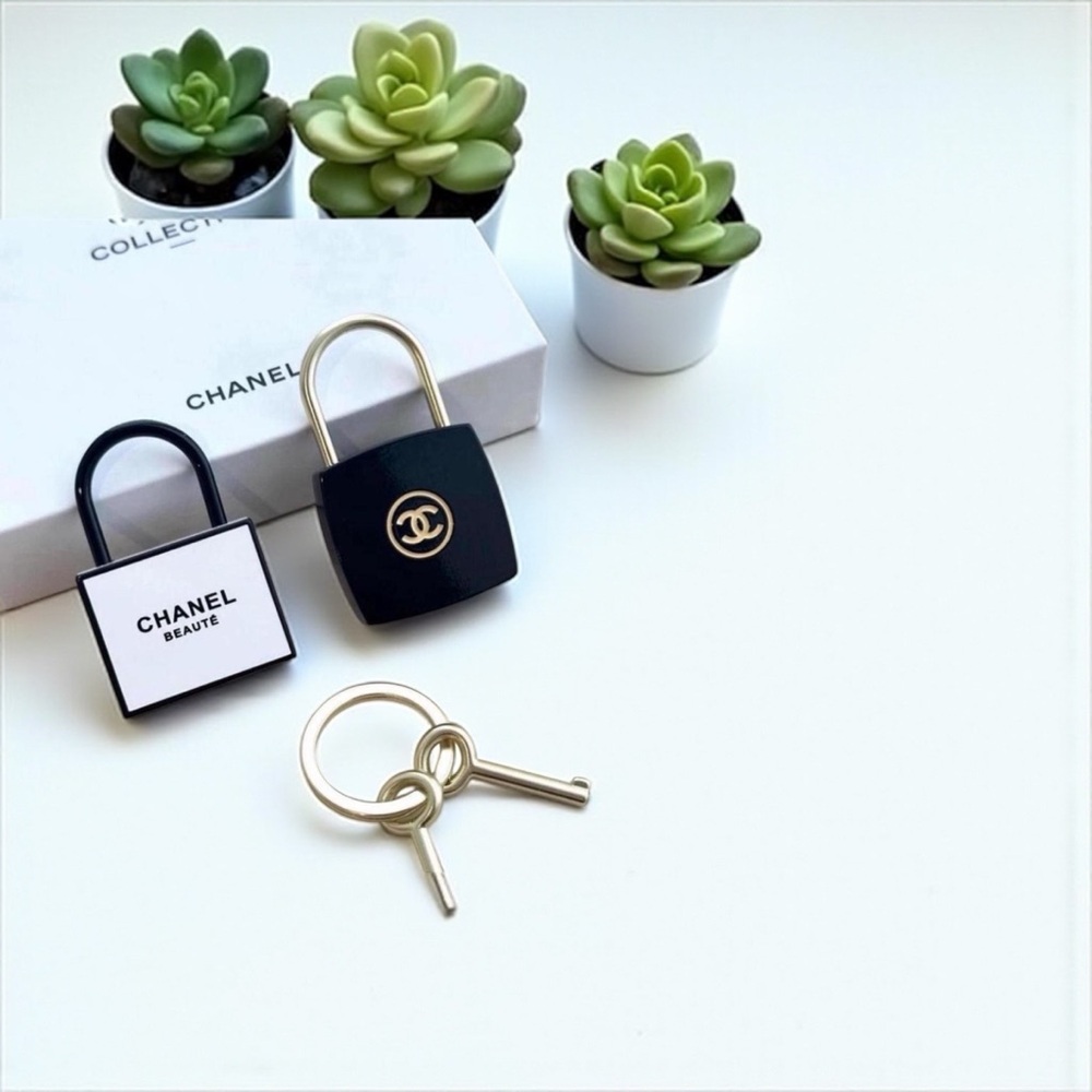 CHANEL Black and Gold Key Holder Set
